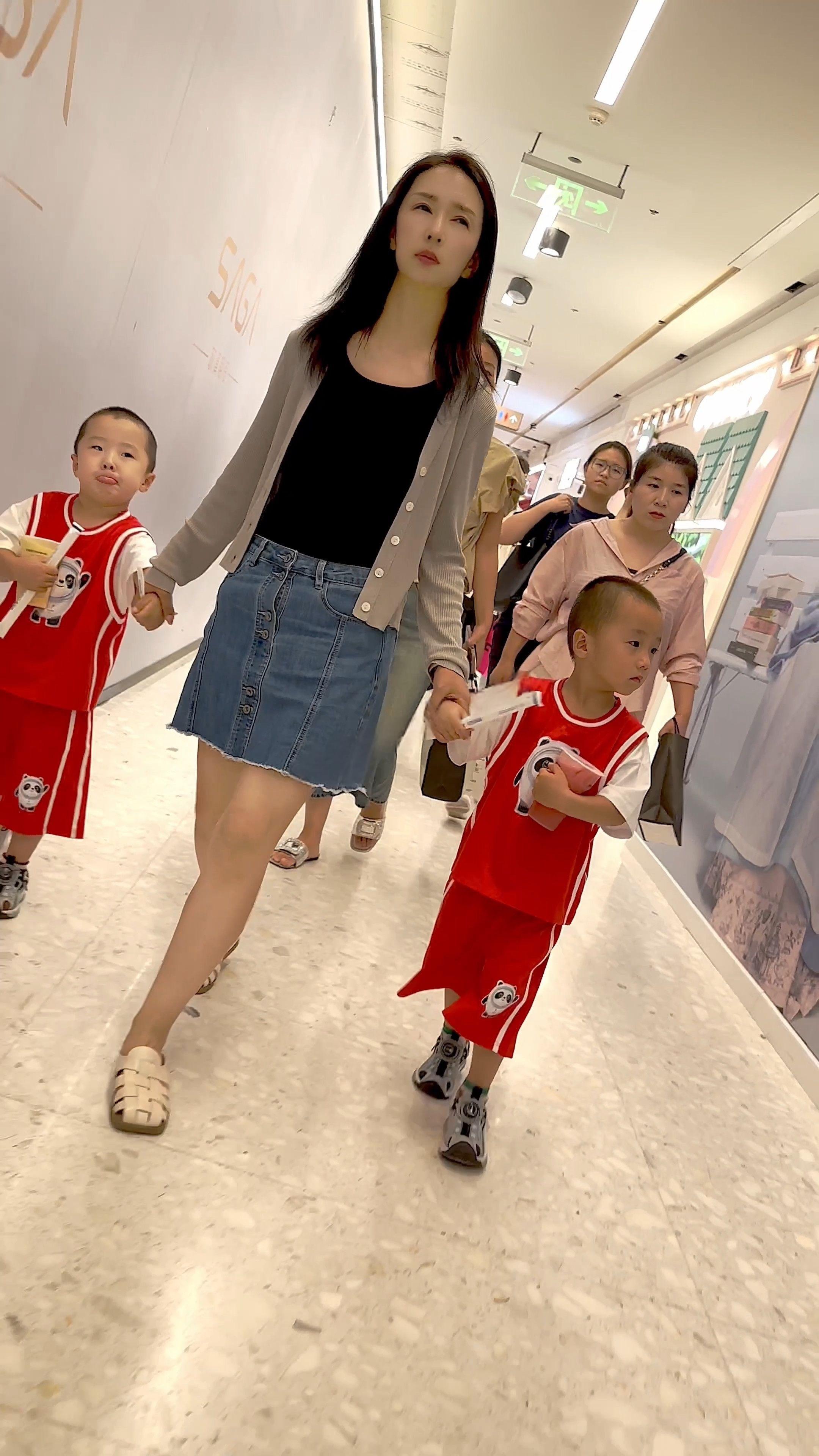 【KFC】带双胞胎逛街的气质美少妇买奶茶·短裙下穿着肉色骚窄内