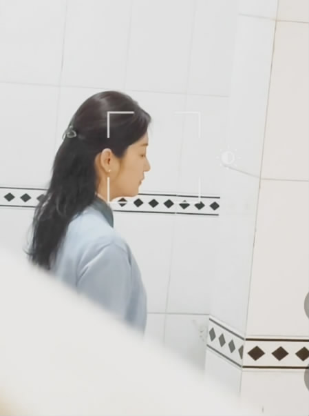 手持闯拍单位女厕偷拍❤️财务科最漂亮气质女同事