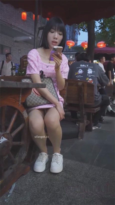 【游乐场抄底】连衣裙少妇竟然神似任素汐，白内裤够骚