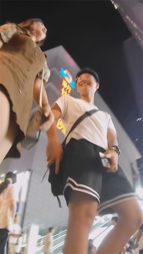 步行街抄底好身材大长腿，玉足特写，阴户饱满，屁穴紧致