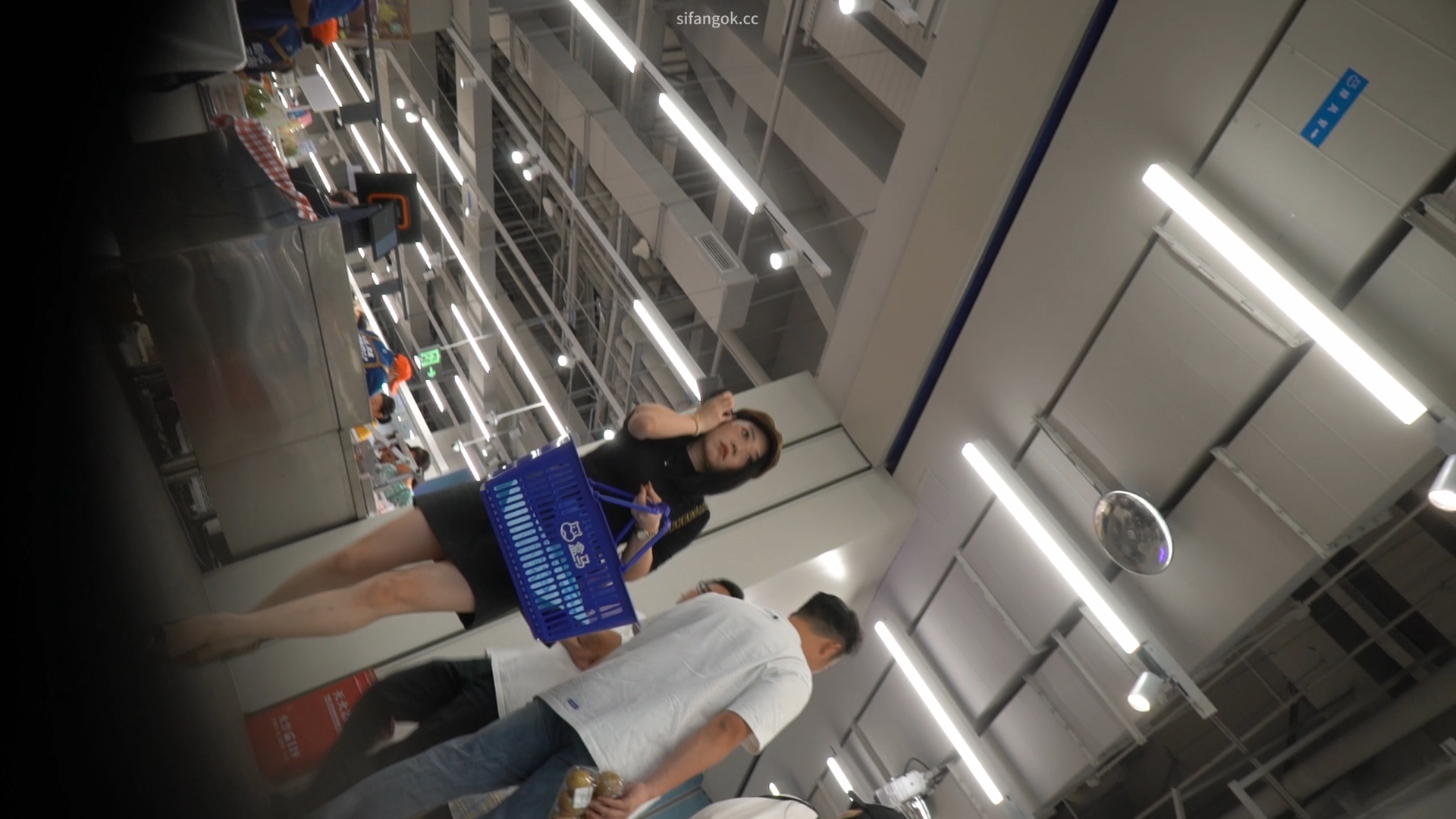 豹纹细跟长腿短裙小少妇逛超市性感长腿配上豹纹细跟鞋诱惑值拉满了紧贴着收下少妇黑色窄内