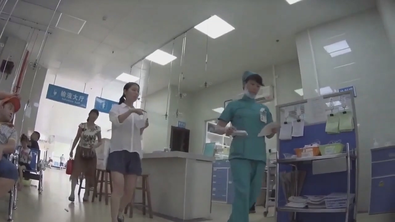 三甲医院注射治疗室实习女护士偷拍❤️几个打针的美女男友陪伴的眼镜妹屁股很性感