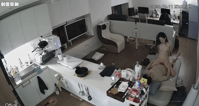 监控流出❤️摄影棚老板和性感女友发生了性关系。他开始激烈地行动,很快就求情了